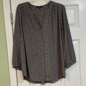 NYDJ, size XL Charcoal Blouse with Pattern
3/4 length sleeves